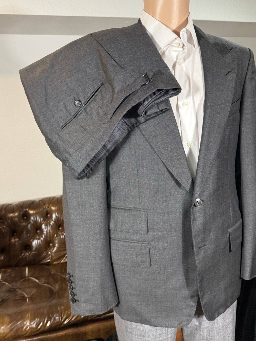 Tom Ford Charcoal 2 Piece Suit Peak Lapels 52R 42R 34x30.5 Trousers Wool